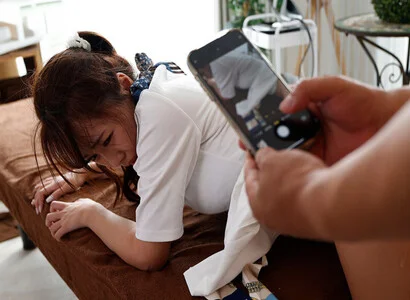 Trong lúc triệt lông đè ra hiếp