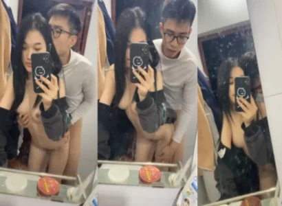 Đôi sinh viên trẻ cùng quan hệ với nhau trước gương