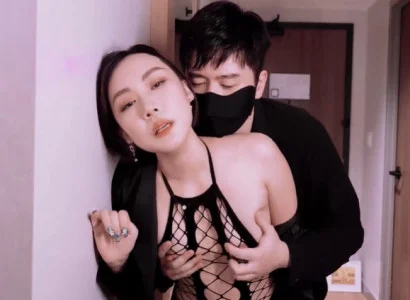 Chị vợ dâng thân cho sếp để trả nợ cho chồng